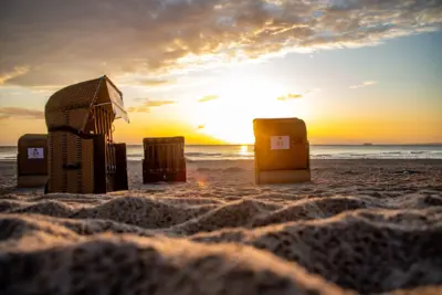 Strandkörbe vor dem Sonnenaufgang