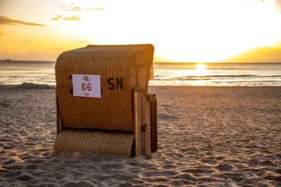 Strandkorb vor dem Sonnenaufgang